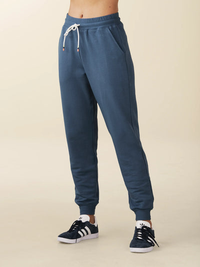 model wears cozy sustainable joggers with pockets in blue