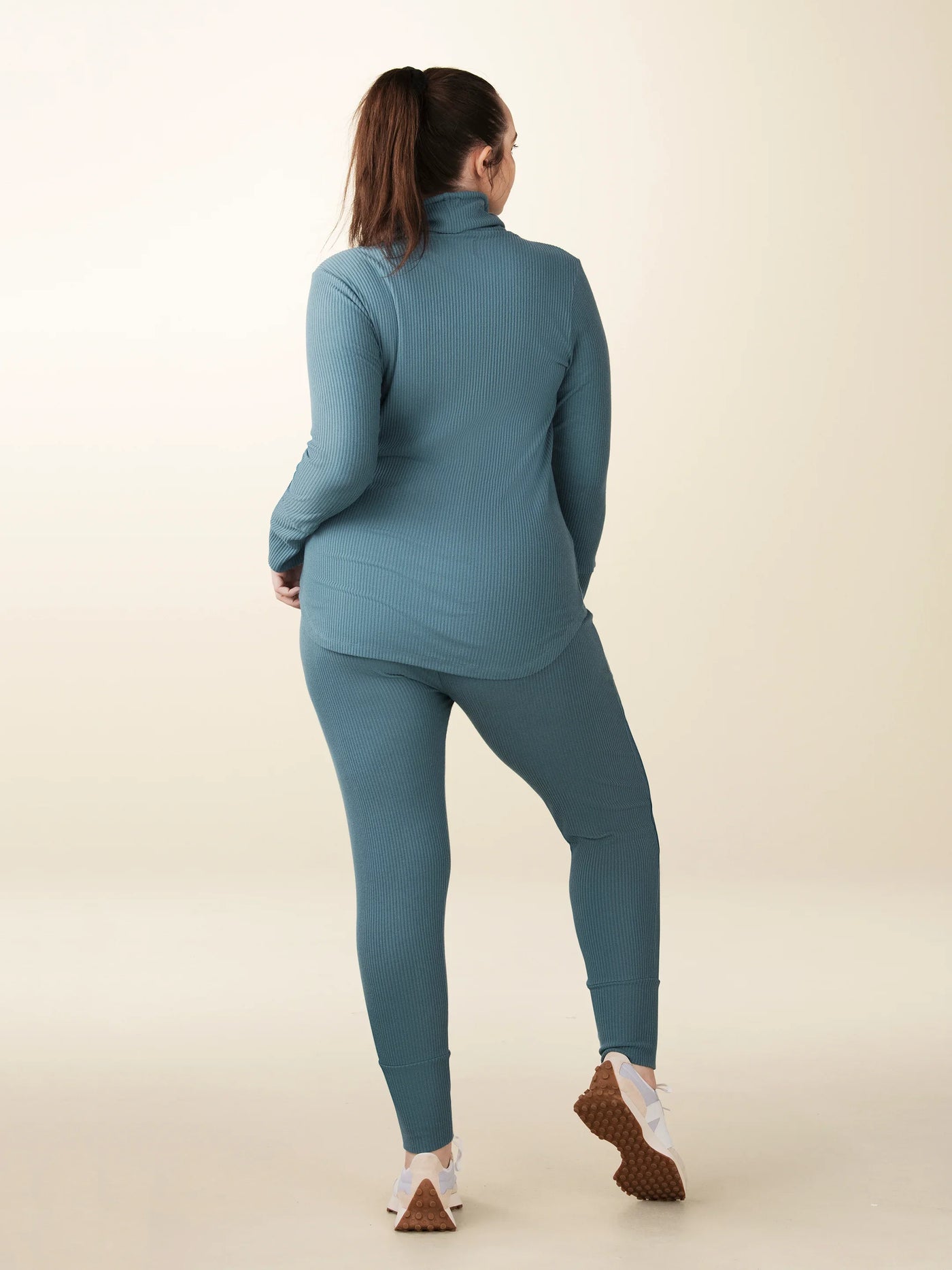 model wears cozy rib knit legging in teal